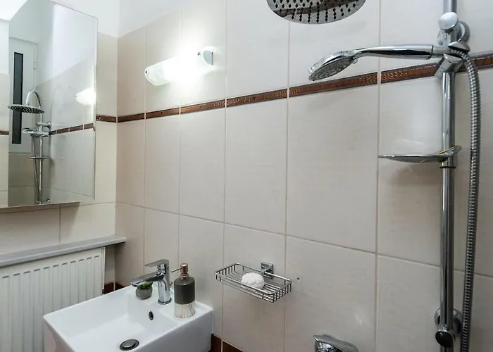 Azra זקינטוס טאון