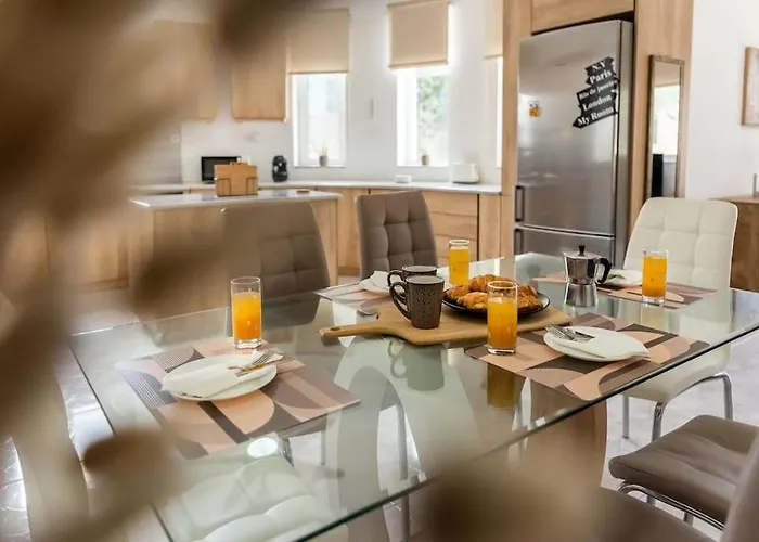 Azra זקינטוס טאון