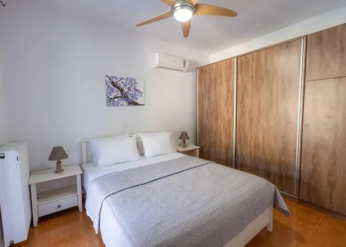 Azra זקינטוס טאון